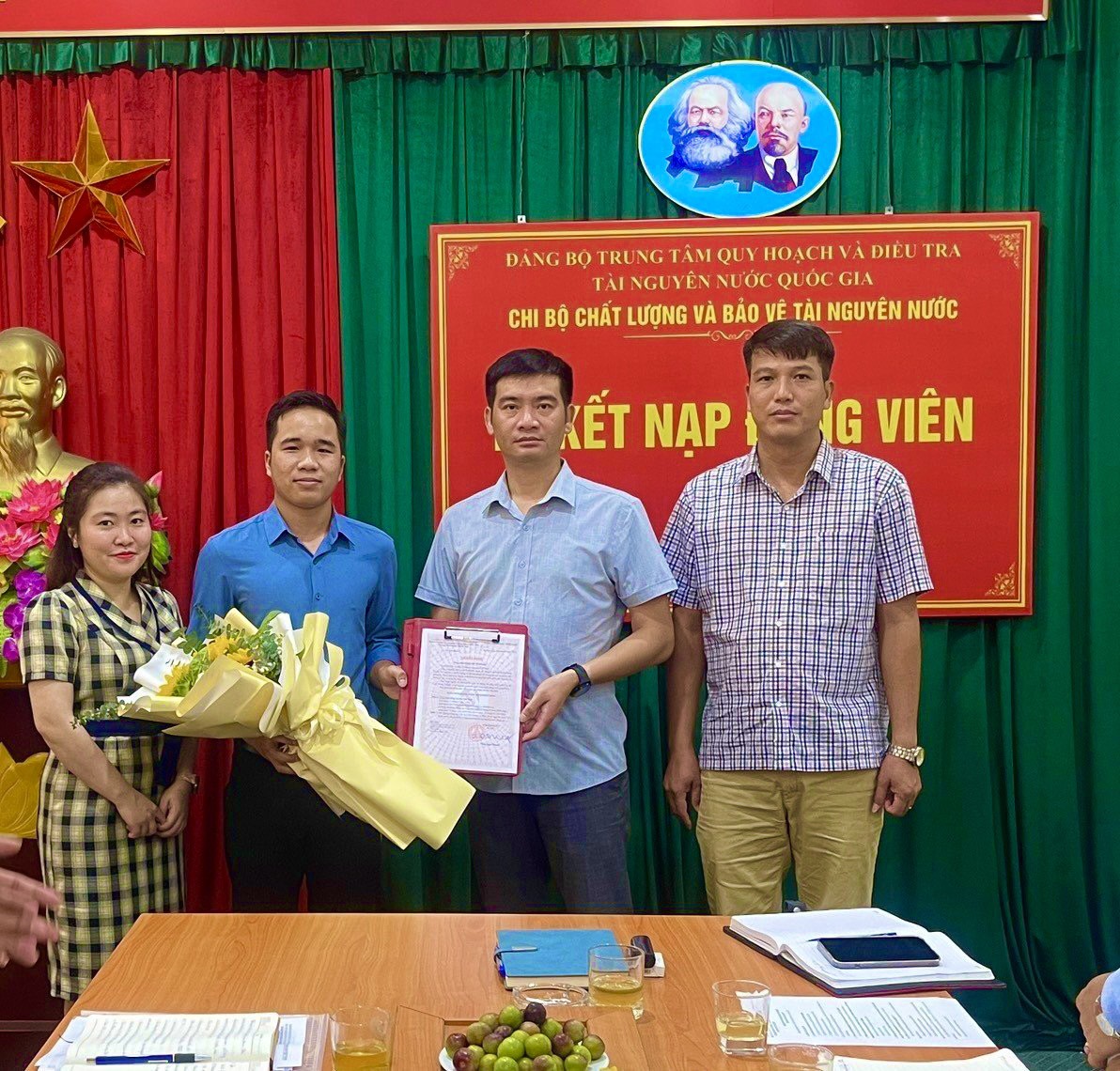 Đồng chí Nguyễn Minh Lân trao quyết định công nhận chuyển Đảng chính thức cho đồng chí Cà Văn Kiệt 0003082023