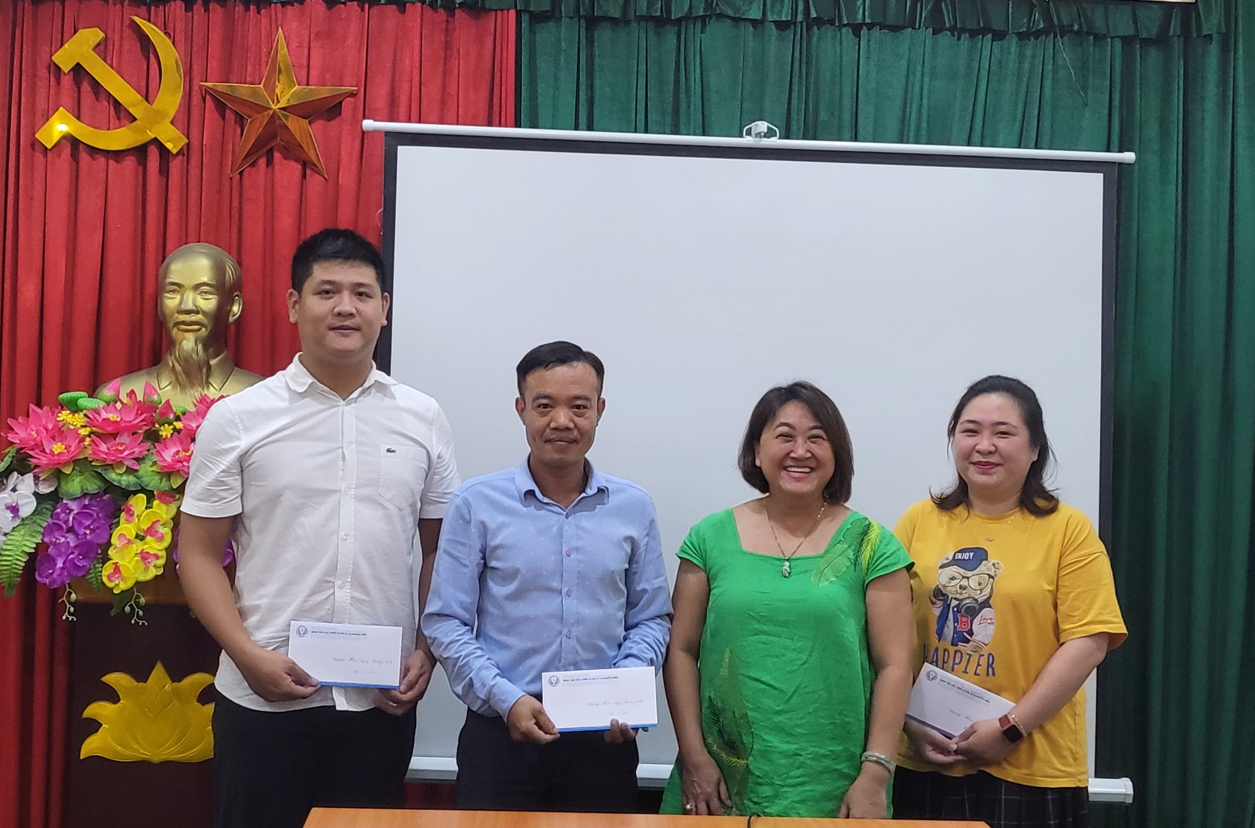Ban lãnh đạo, Công đoàn Trung tâm tặng quà và chụp ảnh kỷ niệm với cán bộ, viên chức là  con thương binh, bệnh binh. 01072607