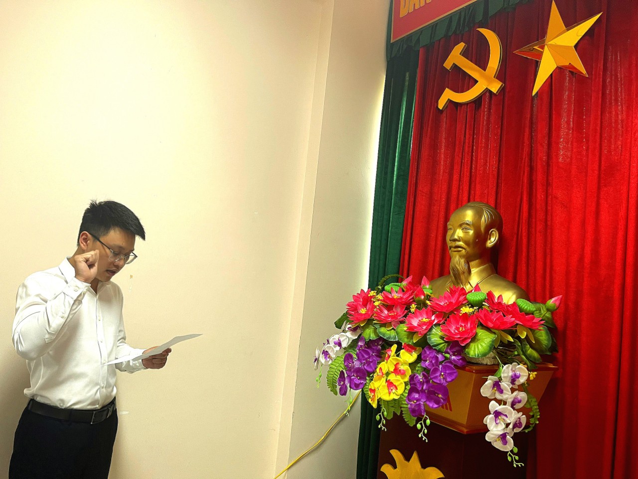 Đồng chí Lê Duy Sỹ Cảnh đọc lời tuyên thệ  02