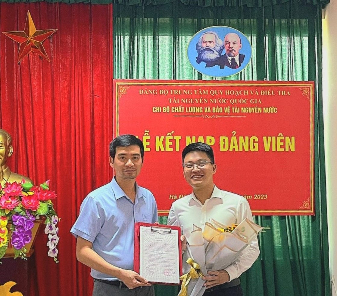 Đồng chí Nguyễn Minh Lân trao quyết định kết nạp Đảng viên mới cho  quần chúng ưu tú Lê Duy Sỹ Cảnh 031