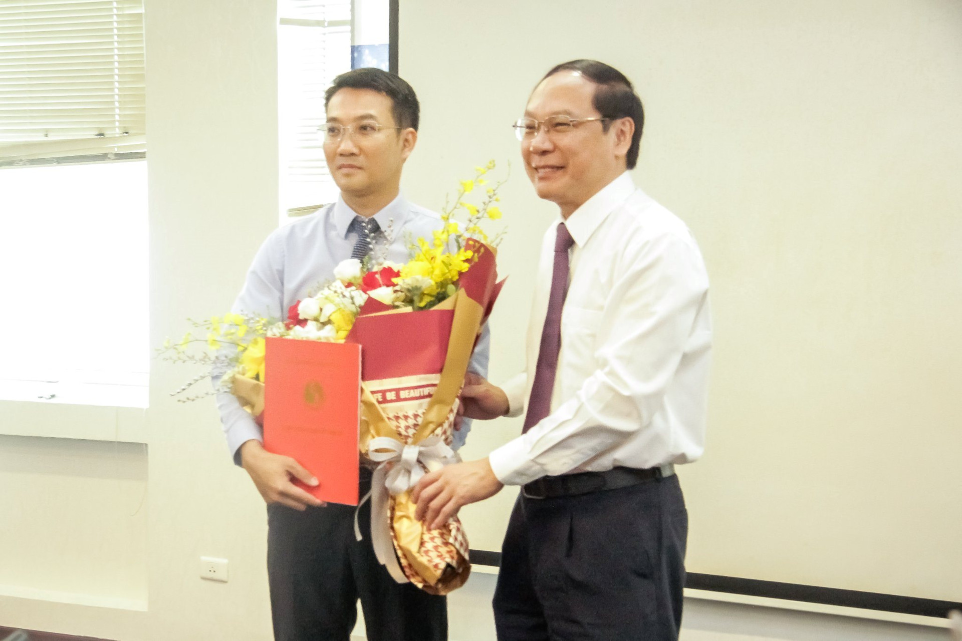 04102022- TT Le Cong Thanh trao QD bo nhiem cho tan PVT Vu HTQT  2343839942458662 