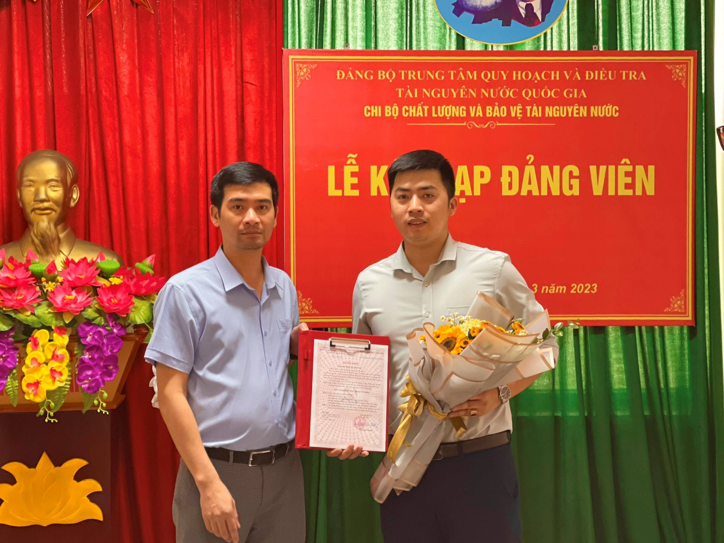 Đồng chí Nguyễn Minh Lân trao quyết định công nhận chuyển Đảng chính thức cho đồng chí Đỗ Danh Đại 042