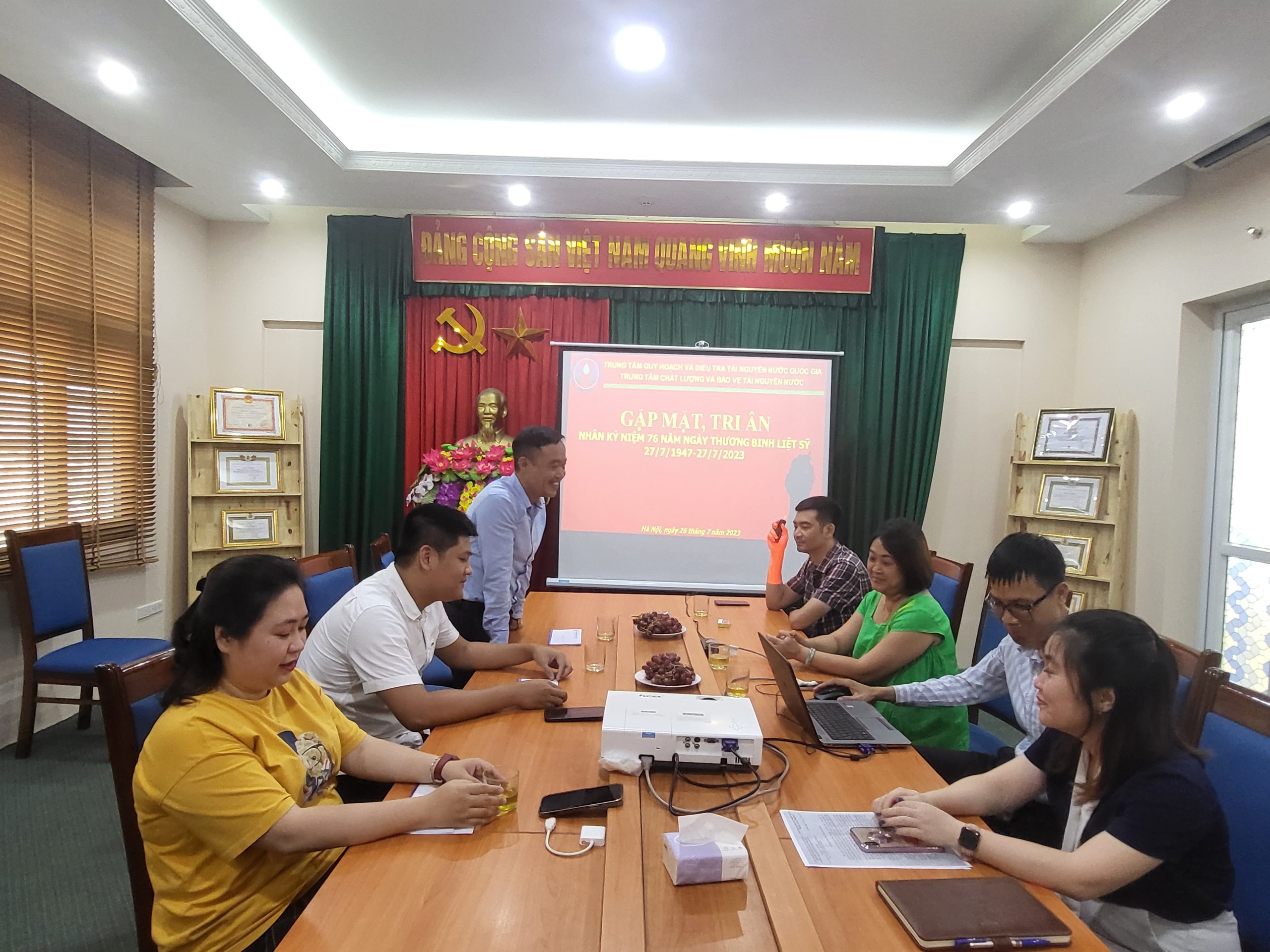 Ông Trần Văn Dũng - Phó Giám đốc Trung tâm phát biểu cảm ơn  042607