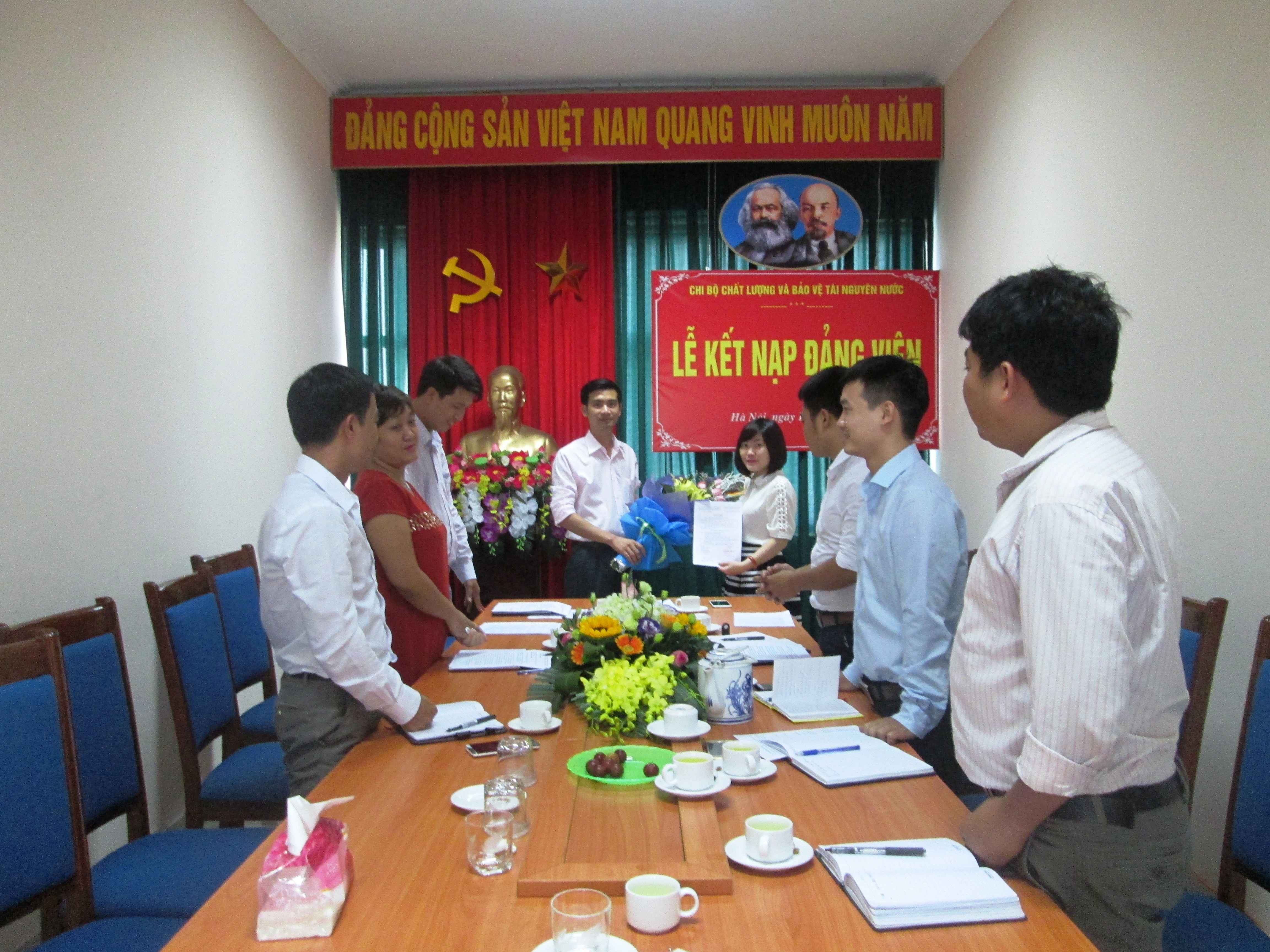 Ông Nguyễn Minh Lân, Bí thư Chi bộ trao Quyết định Kết nạp Đảng  cho đồng chí Bùi Thị Thanh Thủy 10.9.15-1