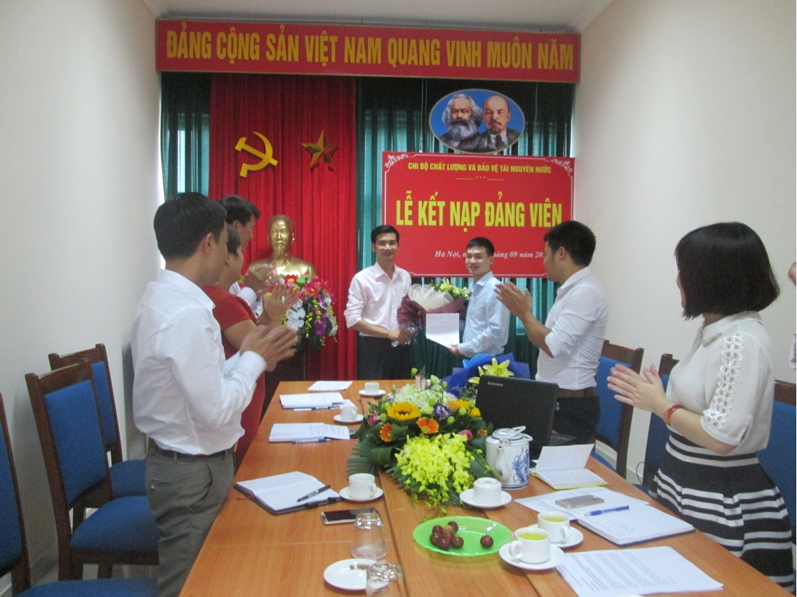 Bí thư Chi bộ trao Quyết định công nhận Đảng viên chính thức  cho đồng chí Lê Văn Kiên 10.9.15-2