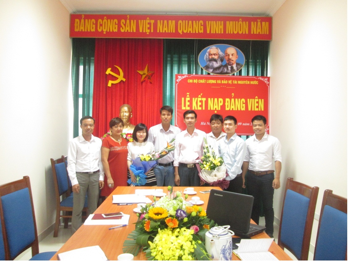 Chi bộ chụp ảnh kỷ niệm cùng Đảng viên mới 10.9.15-3