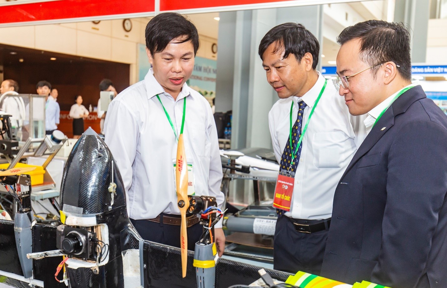 Thạc sĩ Lưu Hải Âu (phải) giới thiệu thiết bị UAV tại triển lãm 20 năm thành lập Bộ Tài nguyên và Môi trường 10082022-may bay 2