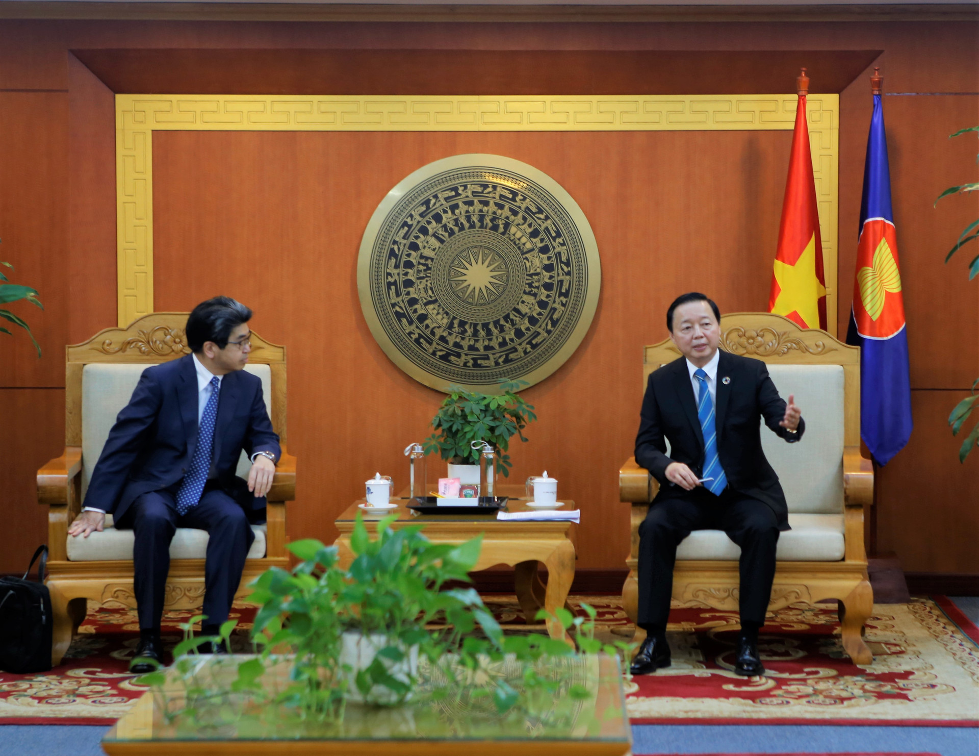 Bộ trưởng Bộ TN&MT Trần Hồng Hà tiếp xã giao Thống đốc Ngân hàng Hợp tác quốc tế Nhật Bản 13092022- mg 0320-2-BT tiep JBIC