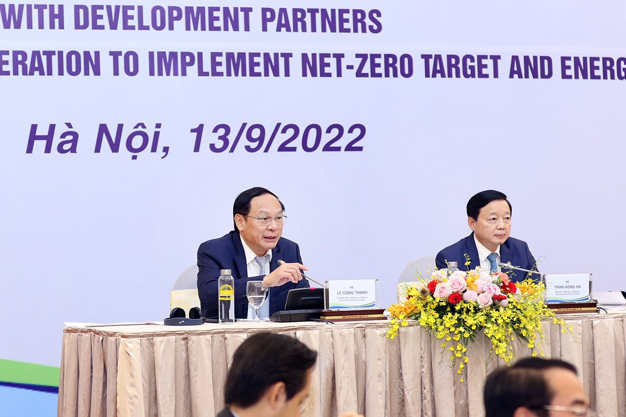 Thứ trưởng Lê Công Thành (bên trái) điều hành Cuộc họp 13092022- small ttr-thanh-dieu-hanh cuoc hop