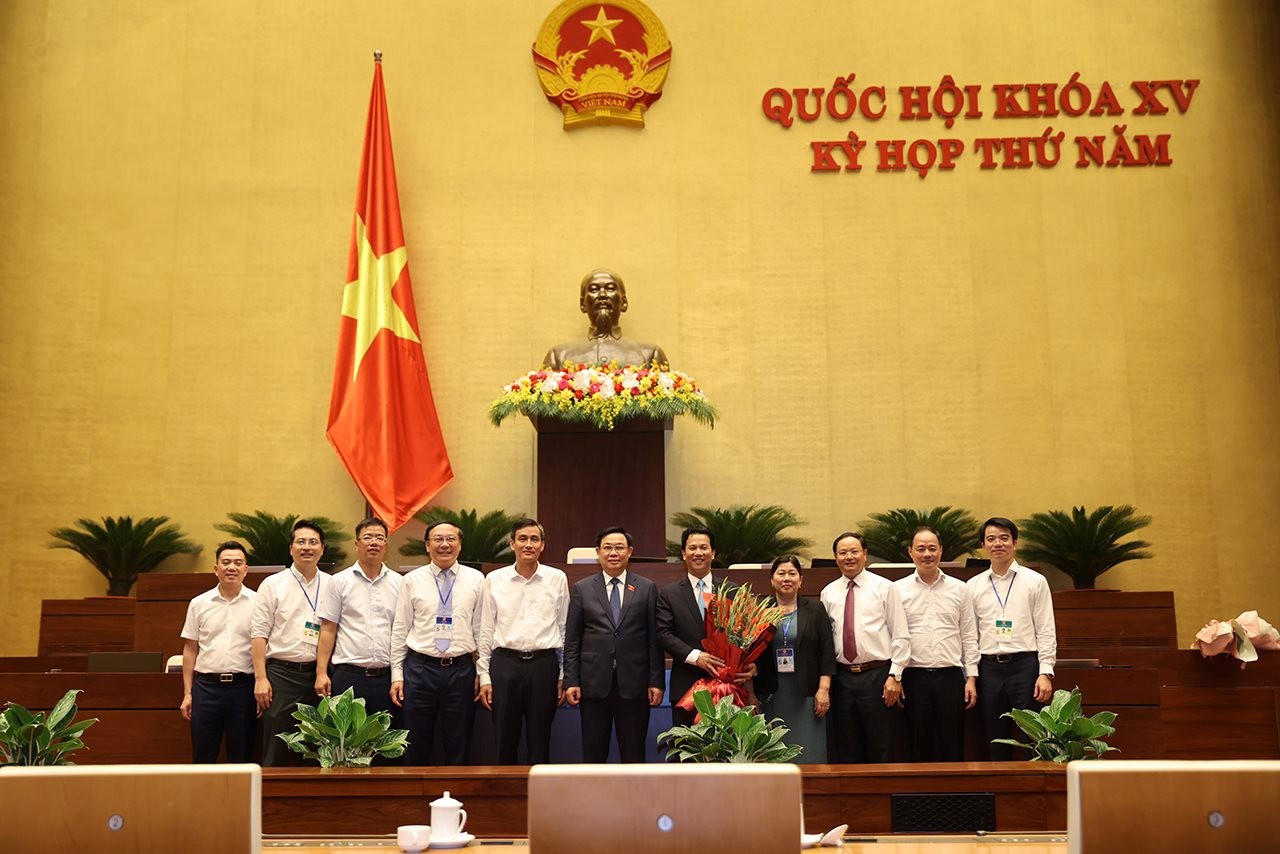Chủ tịch Quốc hội Vương Đình Huệ cùng Lãnh đạo Bộ Tài nguyên và Môi trường tặng hoa chúc mừng tân Bộ trưởng Bộ Tài nguyên và Môi trường Đặng Quốc Khánh. 250503