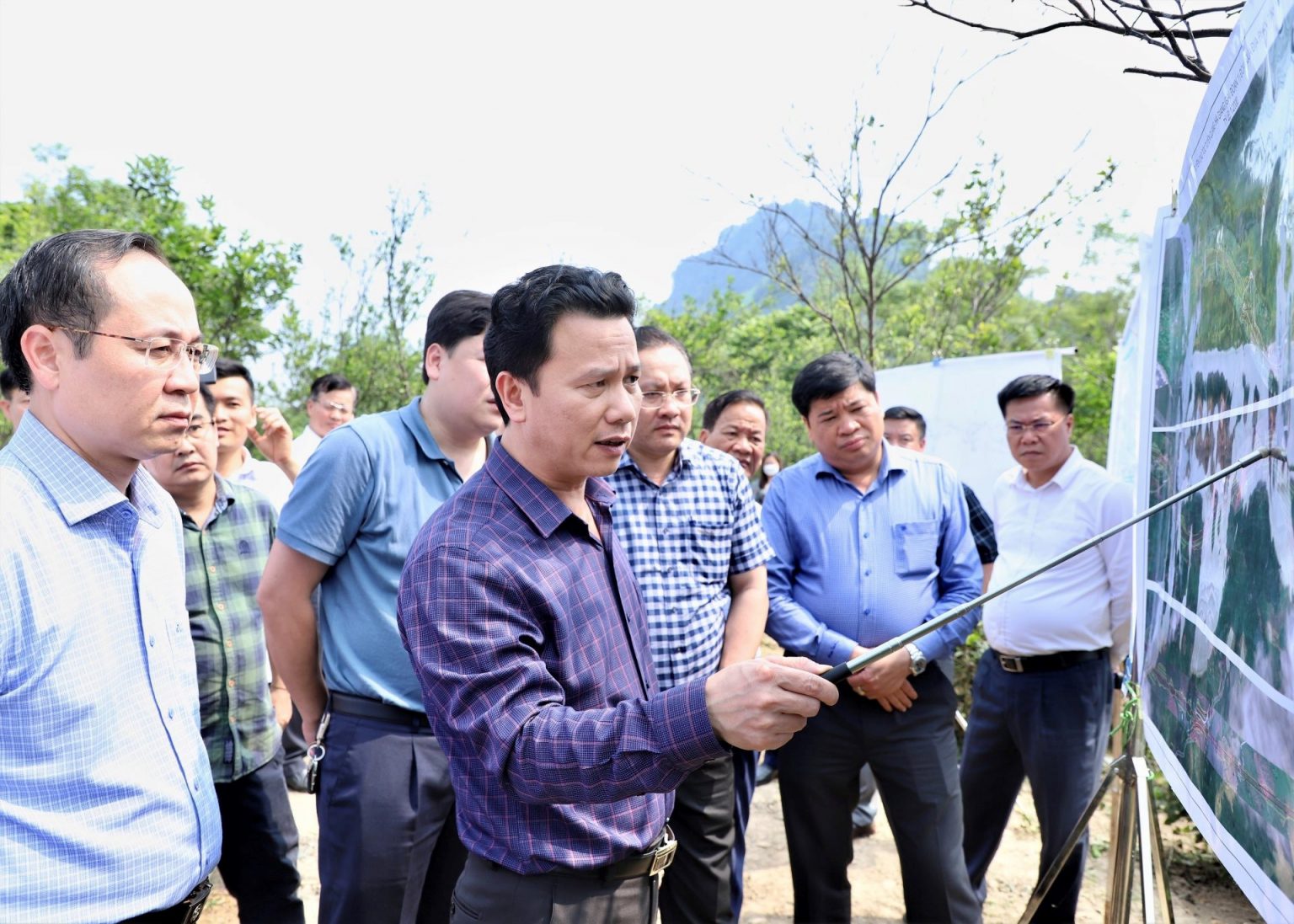 Đồng chí Đặng Quốc Khánh kiểm tra một dự án của tỉnh Hà Giang trên cương vị Bí thư Tỉnh uỷ, Trưởng Đoàn Đại biểu Quốc hội tỉnh Hà Giang. 250504