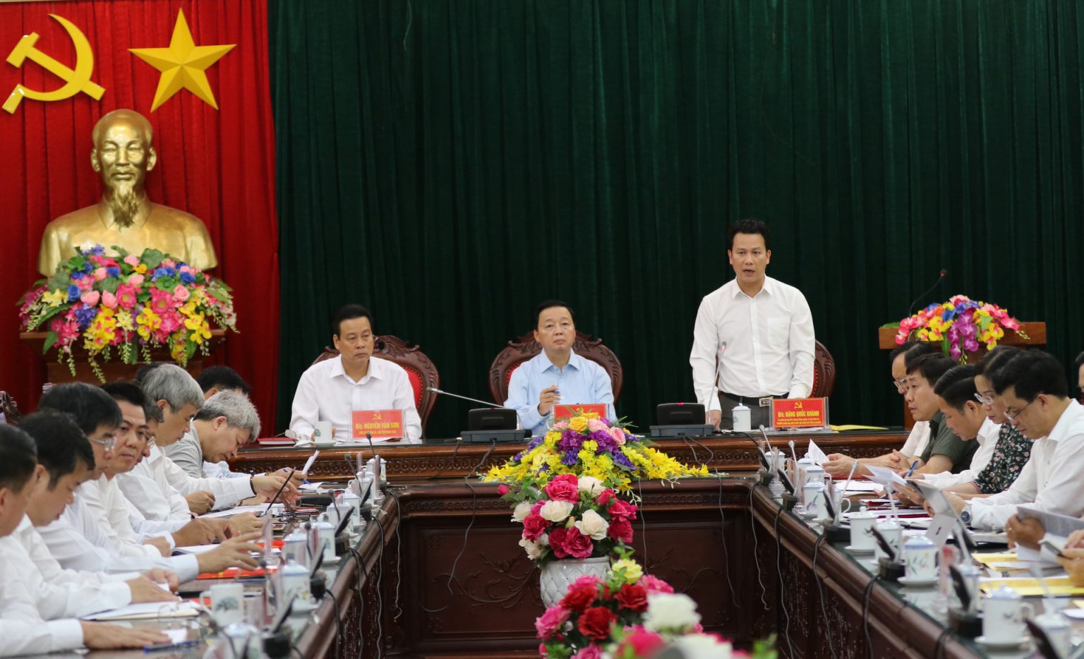 Đồng chí Đặng Quốc Khánh, Bí thư Tỉnh uỷ, Trưởng Đoàn Đại biểu Quốc hội tỉnh Hà Giang (người đứng – nay là Bộ trưởng Bộ Tài nguyên và Môi trường) làm việc với Đoàn công tác của Bộ Tài nguyên và Môi trường tháng 8/2020 do Bộ trưởng Trần Hồng Hà (ngồi giữa – nay là Phó Thủ tướng Chính phủ) làm Trưởng đoàn. 250505