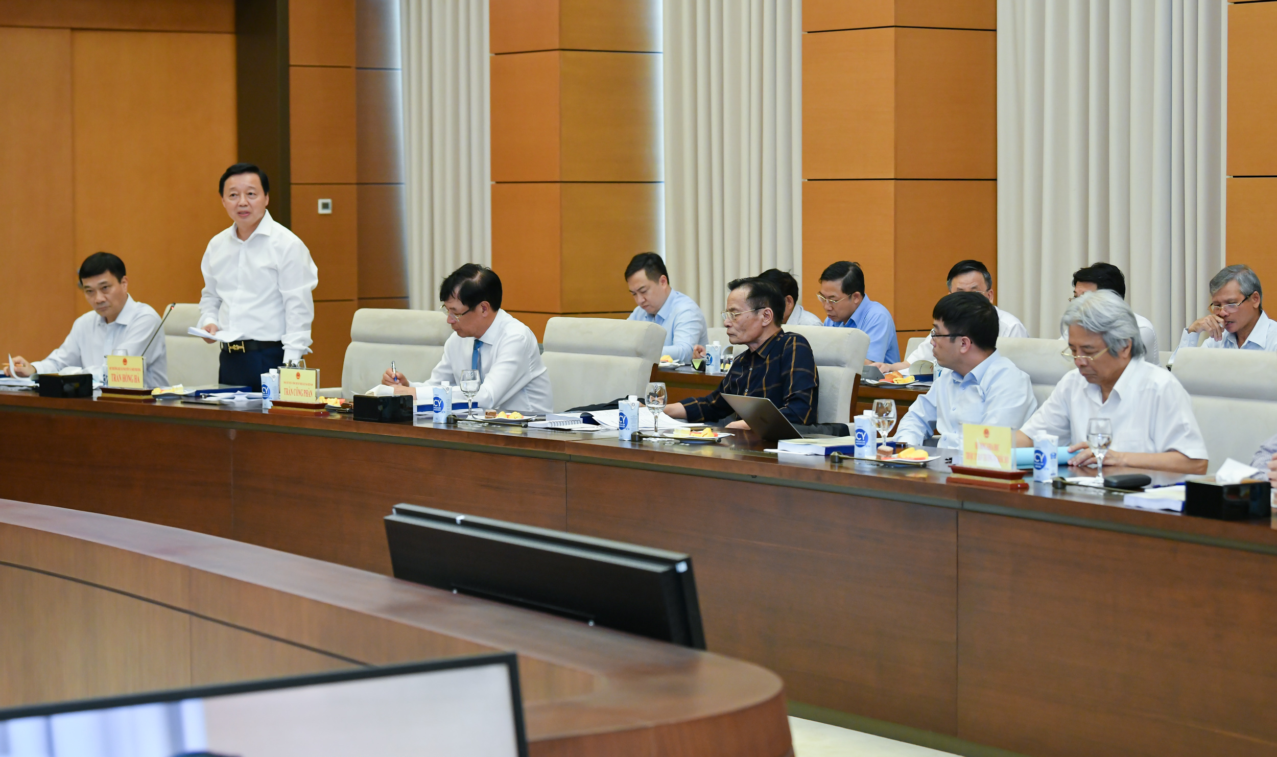 Bộ trưởng Bộ Tài nguyên và Môi trường Trần Hồng Hà báo cáo tại hội thảo 26.8.22 hoi thao dat dai 6