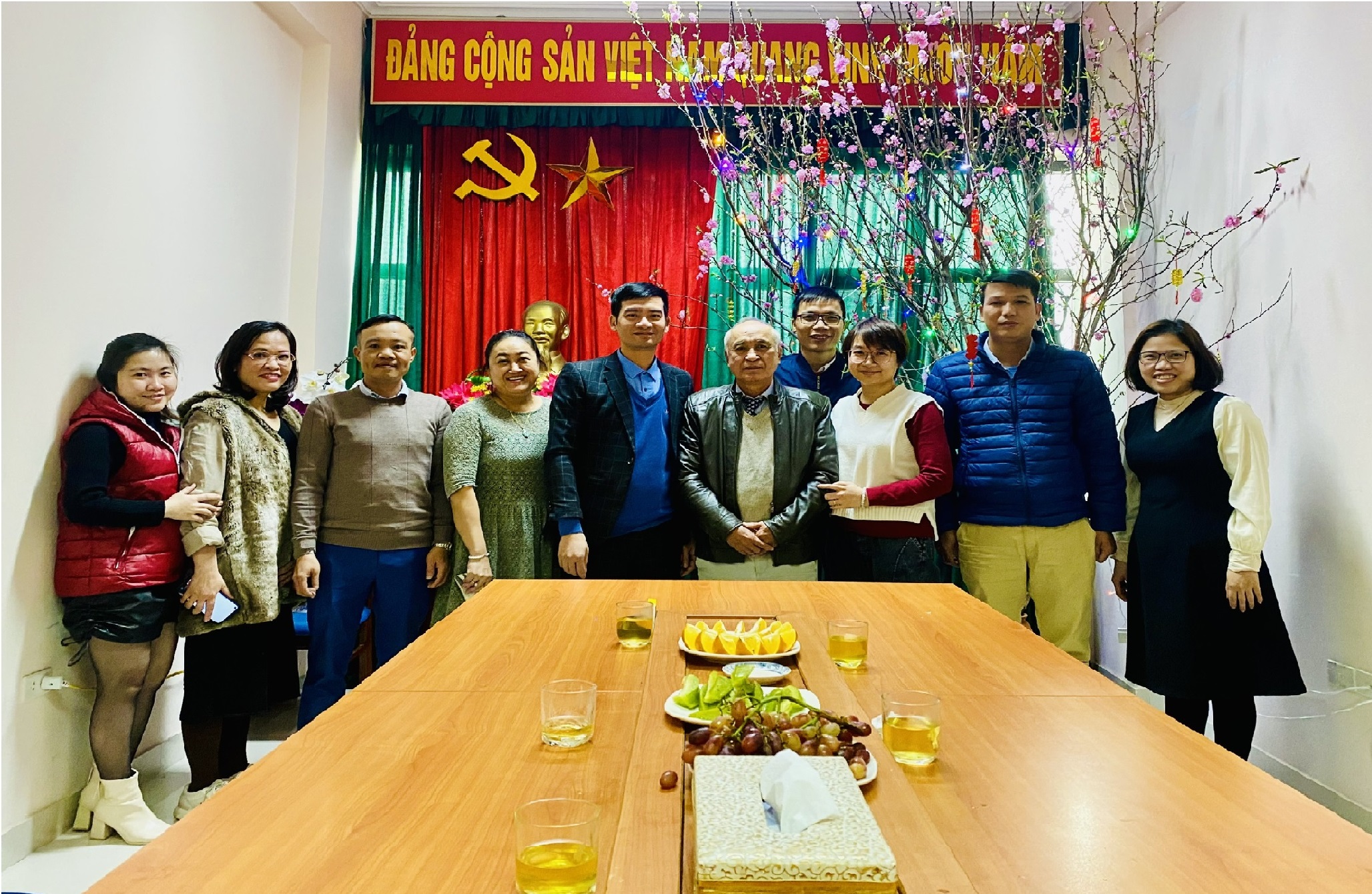 Đồng chí Vũ Văn Nguyễn và Trung tâm Chất lượng và Bảo vệ tài nguyên nước chụp ảnh kỷ niệm 2802.02