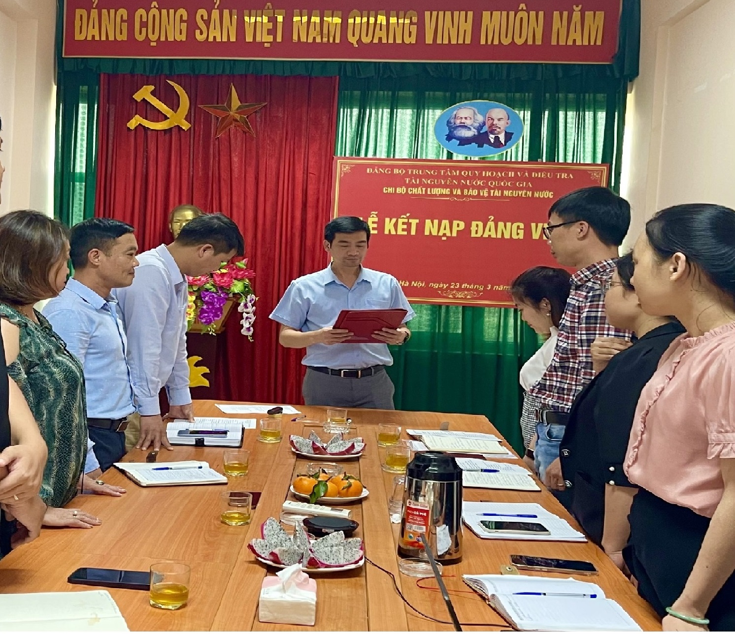 Đồng chí Nguyễn Minh Lân - Bí thư Chi bộ Công bố Quyết định kết nạp  đảng viên mới 8458528