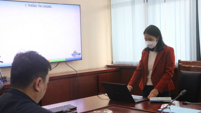 Đại diện nhóm tác giả, ThS. Trần Thị Hường báo cáo tại hội đồng. 8b-696x391