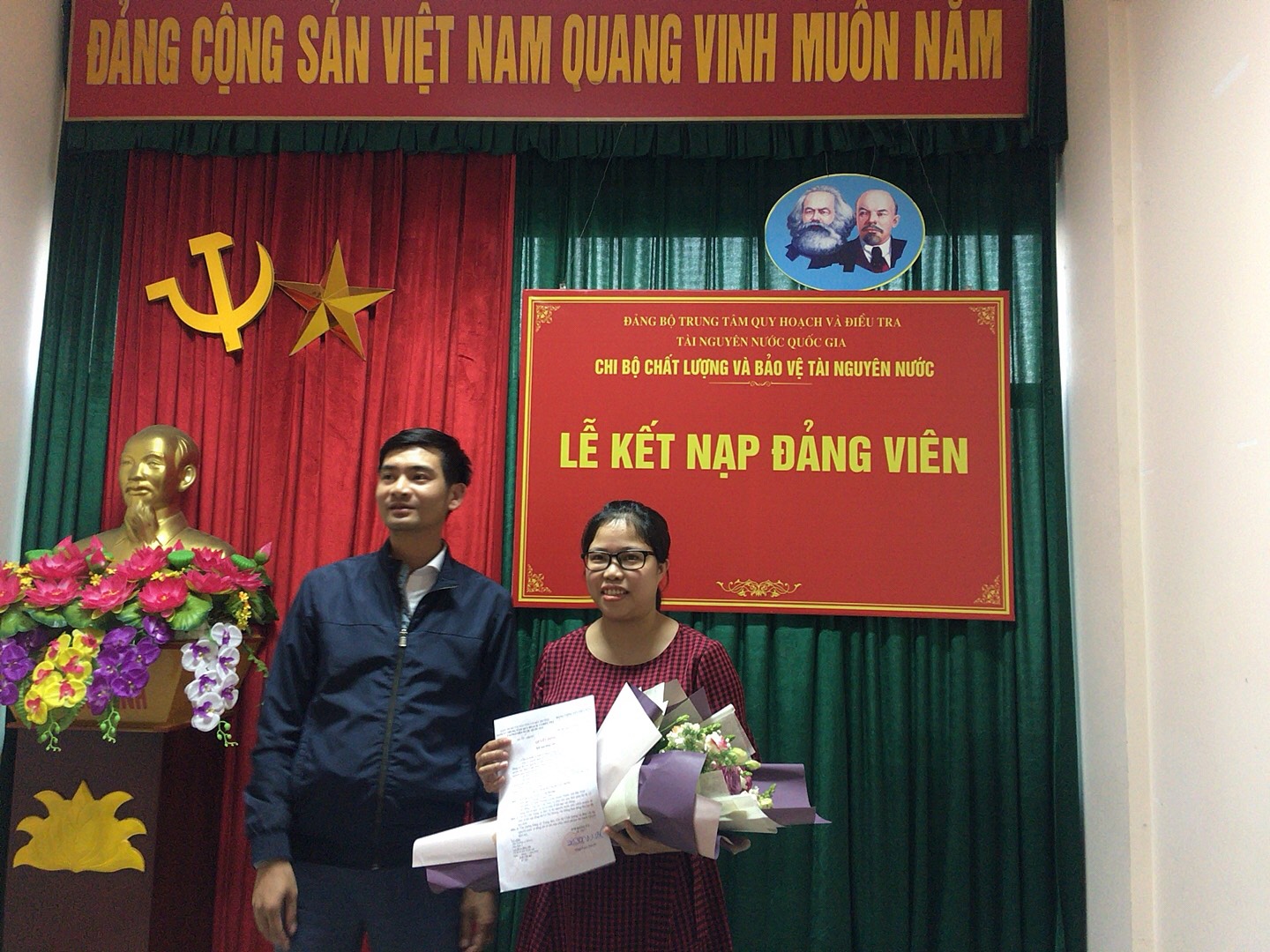 Anh trao quyêt đinh