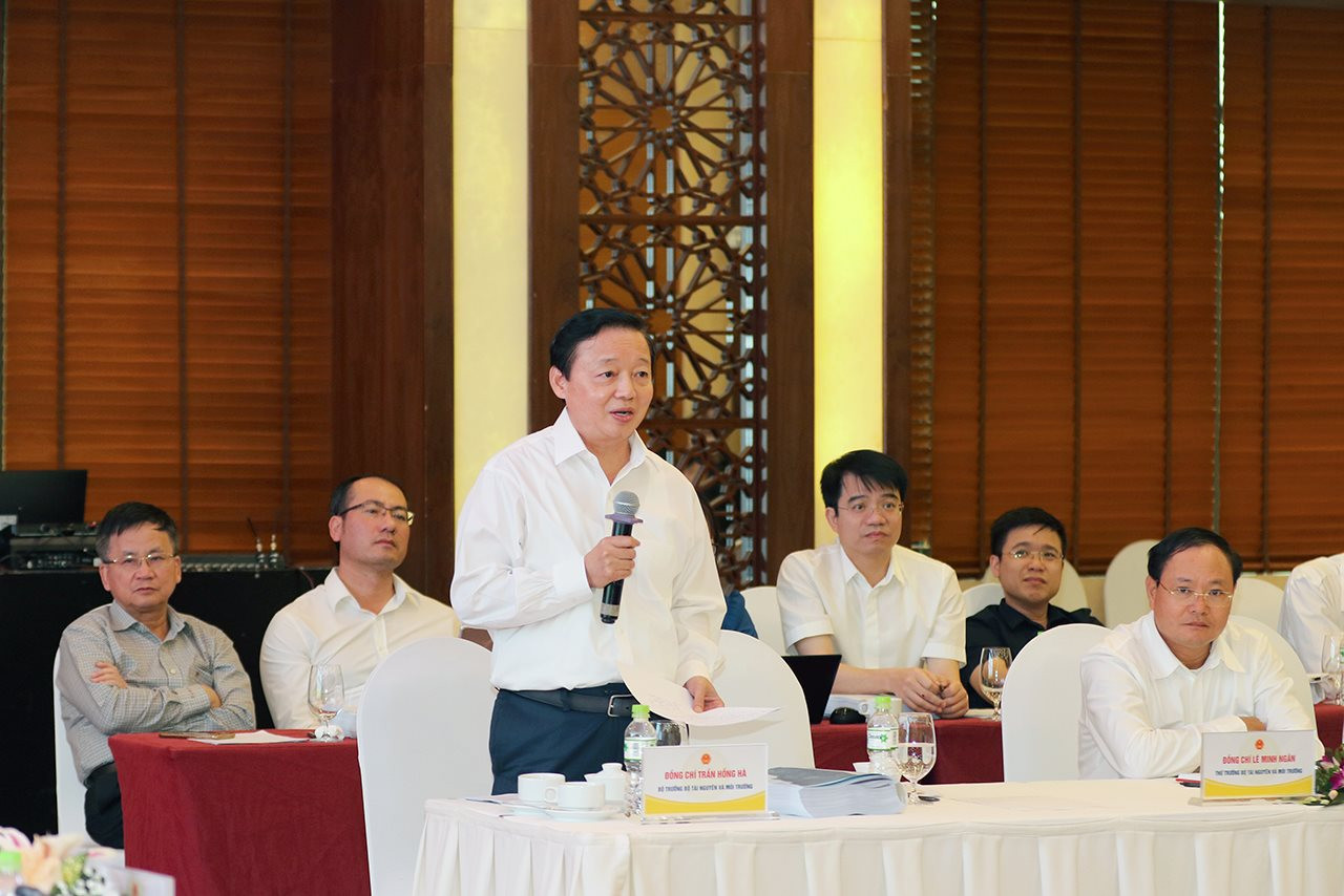 Bộ trưởng Bộ Tài nguyên và Môi trường Trần Hồng Hà phát biểu giải trình và làm rõ một số nội dung tại cuộc họp bt-phat-bieu