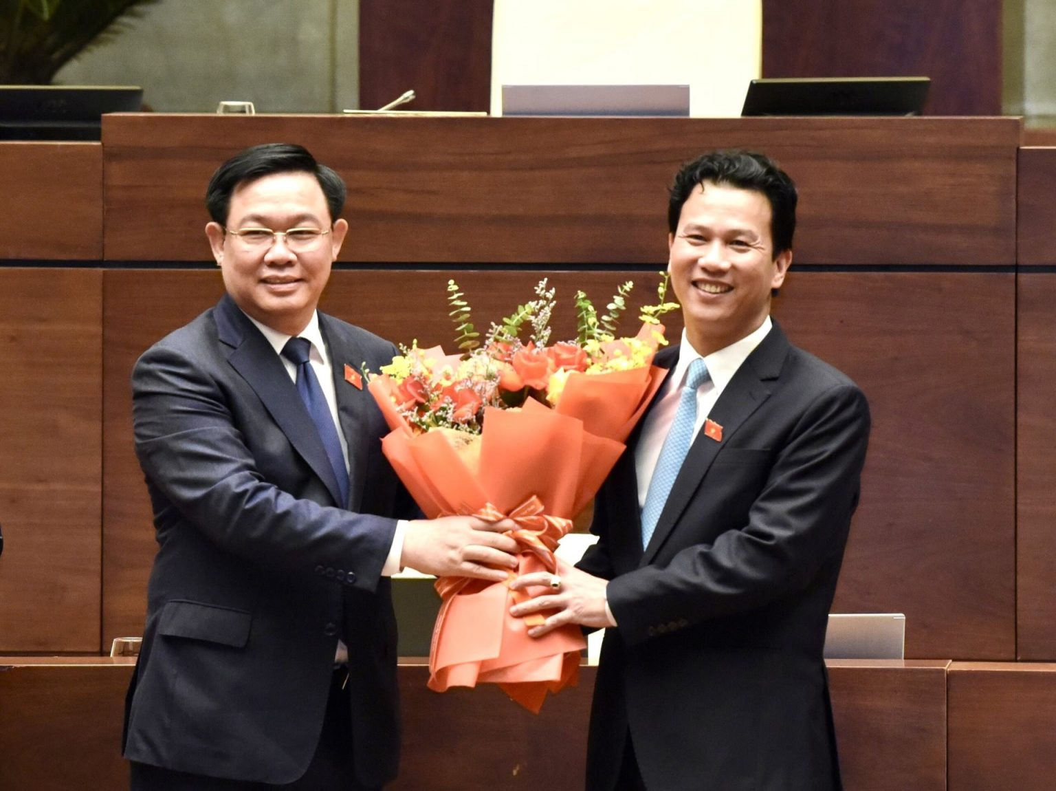 Chủ tịch Quốc hội Vương Đình Huệ tặng hoa chúc mừng tân Bộ trưởng Bộ Tài nguyên và Môi trường Đặng Quốc Khánh. bt2