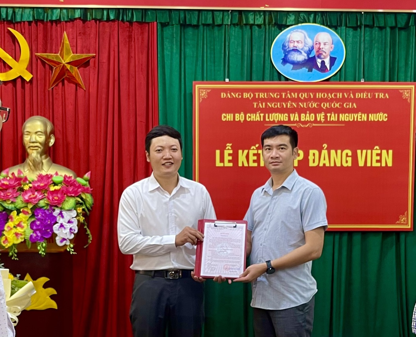 Đồng chí Nguyễn Minh Lân trao quyết định kết nạp Đảng viên mới cho  quần chúng ưu tú Trịnh Đức Mạnh dfbb37ecf71c24427d0d