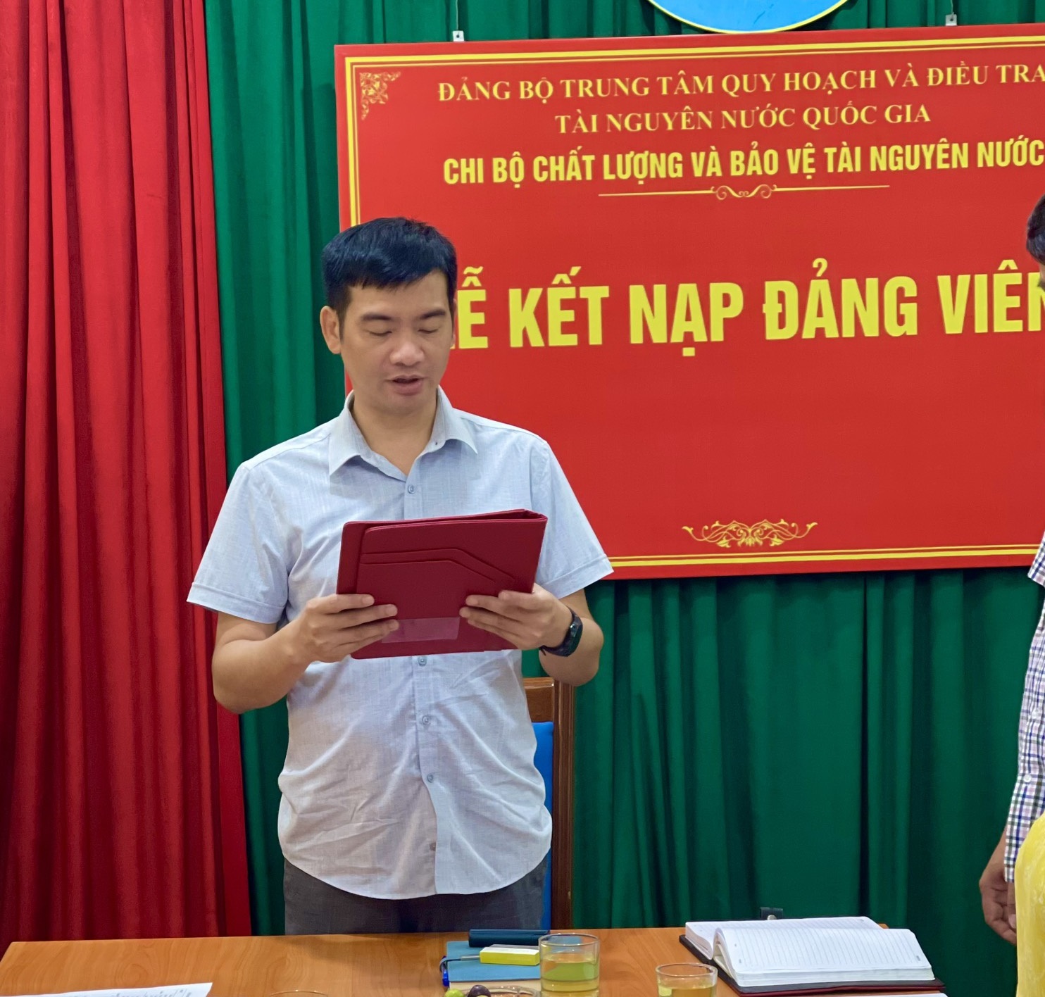 Đồng chí Nguyễn Minh Lân - Bí thư Chi bộ - Giám đốc Trung tâm đọc quyết định kết nạp đảng viên mới f3dbe5caf43927677e28