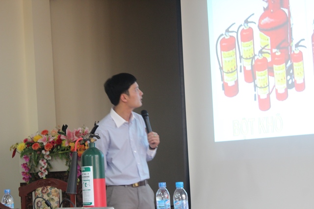 Chuyên viên Tạp chí Phòng cháy và Chữa cháy - Bộ Công An phổ biến những lý thuyết cơ bản về công tác PCCC&CNCH IMG_6905