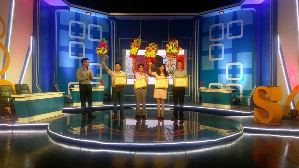 Ban tổ chức trao phần thưởng cho các đội tham gia chương trình