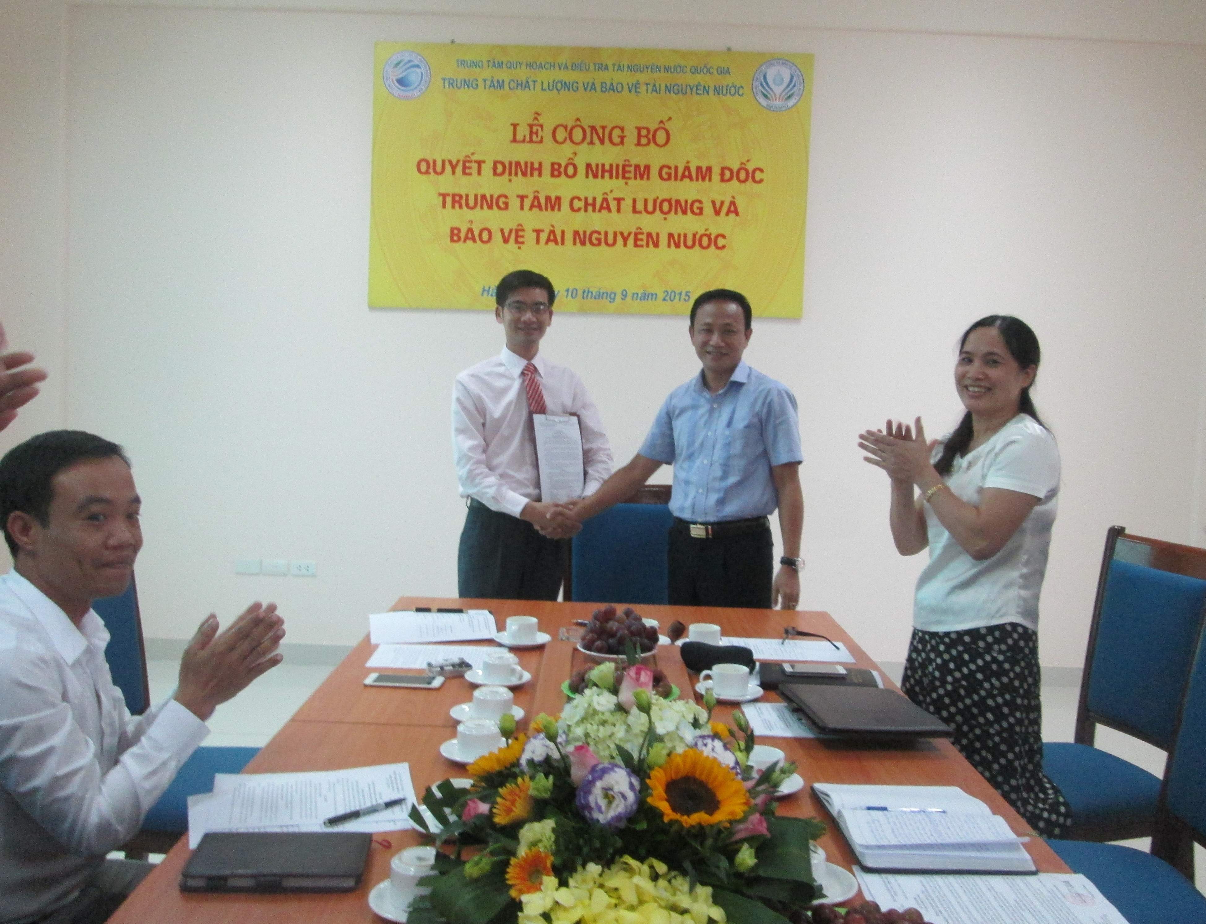 Ông Tống Ngọc Thanh- Bí thư Đảng ủy, Tổng Giám đốc Trung tâm Quy hoạch và Điều tra tài nguyên nước quốc gia trao Quyết định cho tân Giám đốc Trung tâm Chất lượng và Bảo vệ tài nguyên nước Nguyễn Minh Lân IMG 6091-compressed