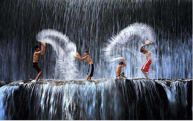 Cách ứng xử đúng đắn với tài nguyên nước là trân trọng, giữ gìn và tìm cách tái tạo. 