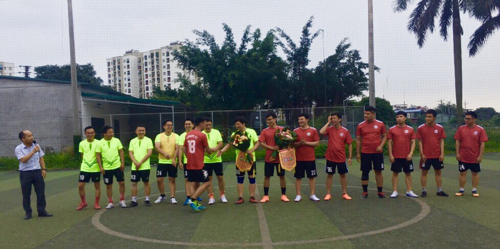 Ông Nguyễn Minh Lân - Giám đốc Trung tâm Chất lượng và Bảo vệ tài nguyên nước tặng hoa và cơ lưu niệm z3441595842464 39168f353754977c2fa8e83d26f2aacc