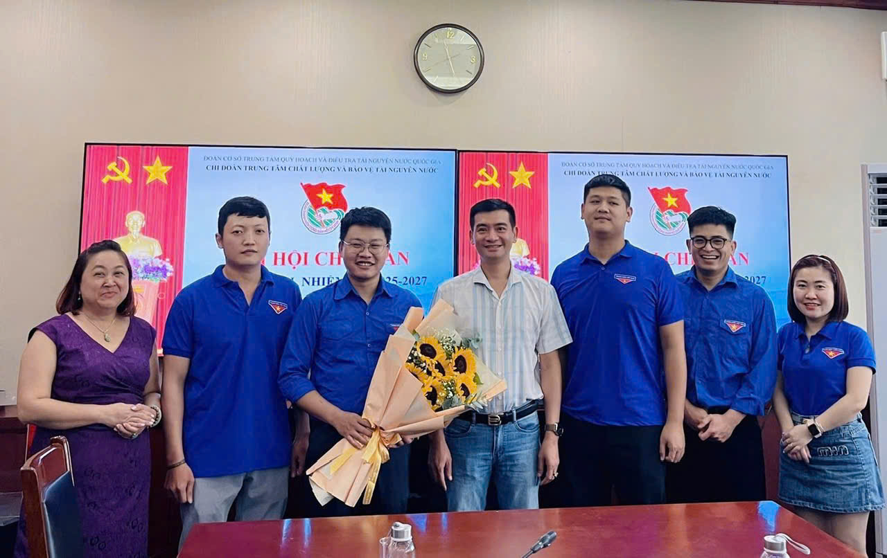 Giám đốc Trung tâm tặng hoa chúc mừng Ban chấp hành nhiệm kỳ mới ĐH.5